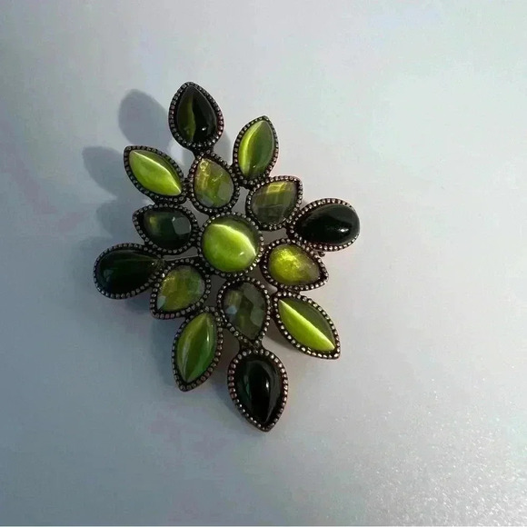 Source Unknown Jewelry - Vintage Le brooch Medallion Flower Like Green Stone